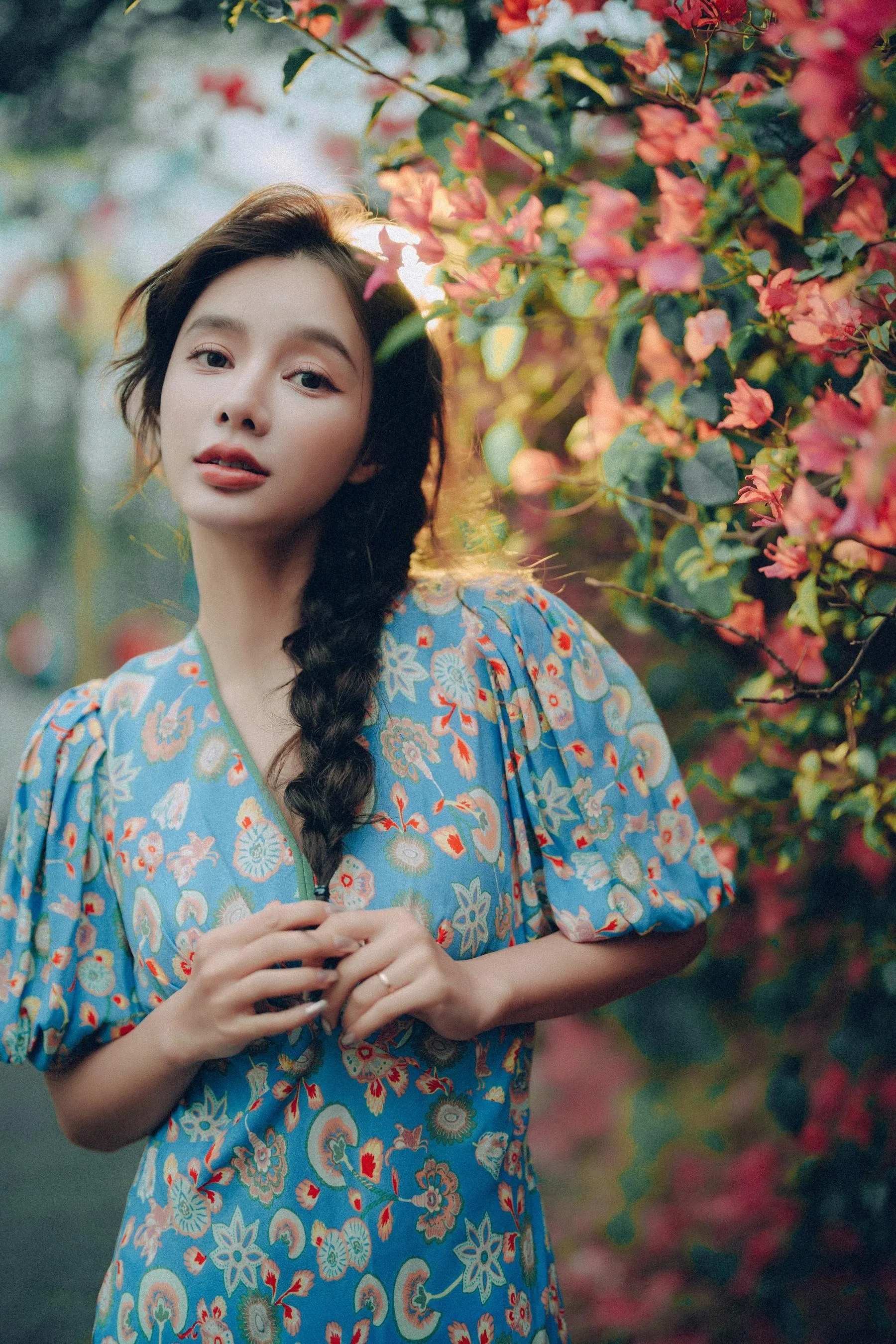 [艺图语] 2022.06.25 发光的发丝，三角梅瀑布下的女神 姝雯同学 [55P]插图3